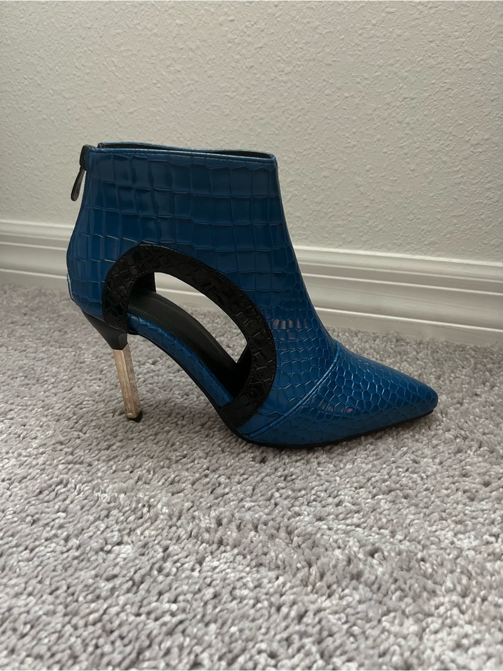 NWOT Blue Croc-Embossed Pointed Toe Heels with Black Accent 6